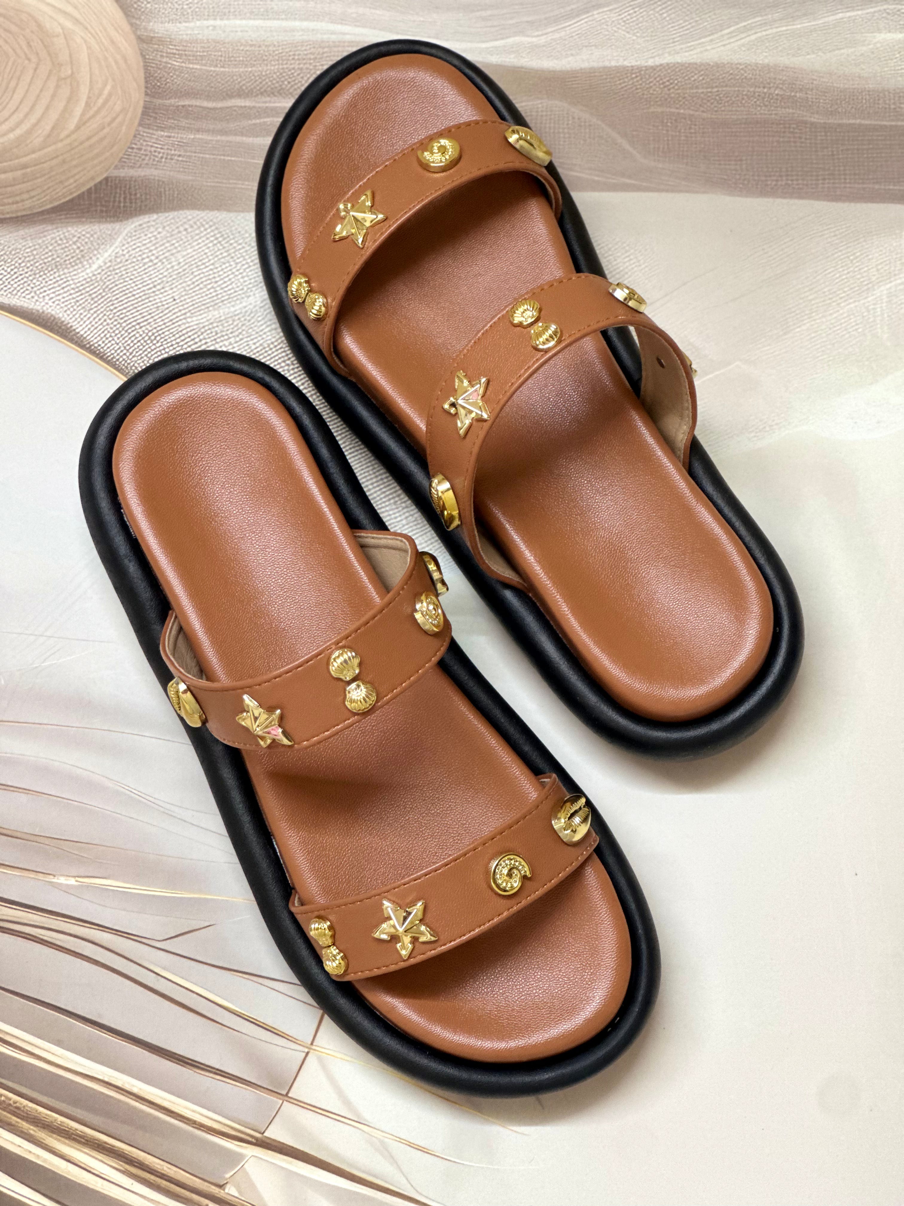 Cushiony Coastal Charms Tan